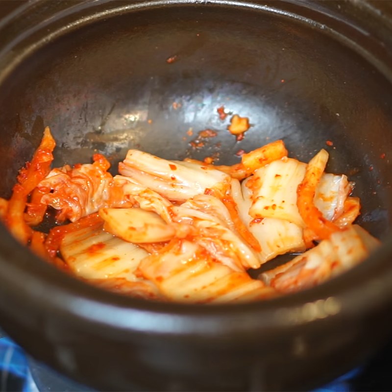 Bước 3 Xào các nguyên liệu Canh kim chi hải sản