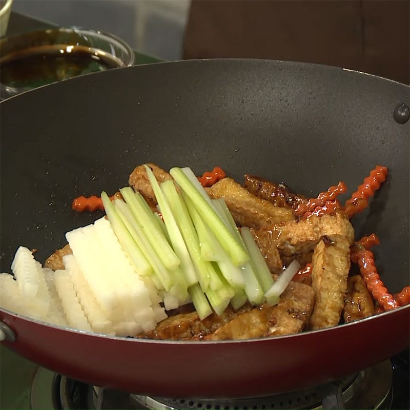 Bước 3 Xào các nguyên liệu Đậu hũ xào cần tây chay