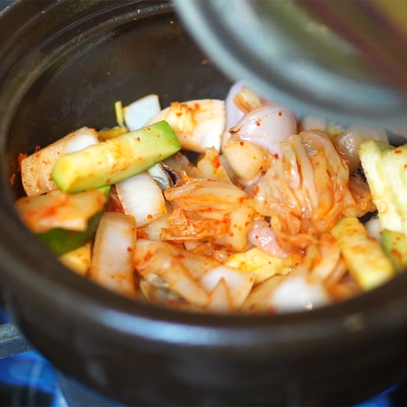 Bước 3 Xào các nguyên liệu Canh kim chi hải sản