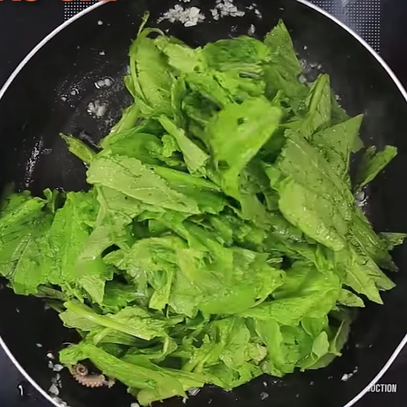 Bước 3 Xào các nguyên liệu Mì xào rau cải bạch tuộc