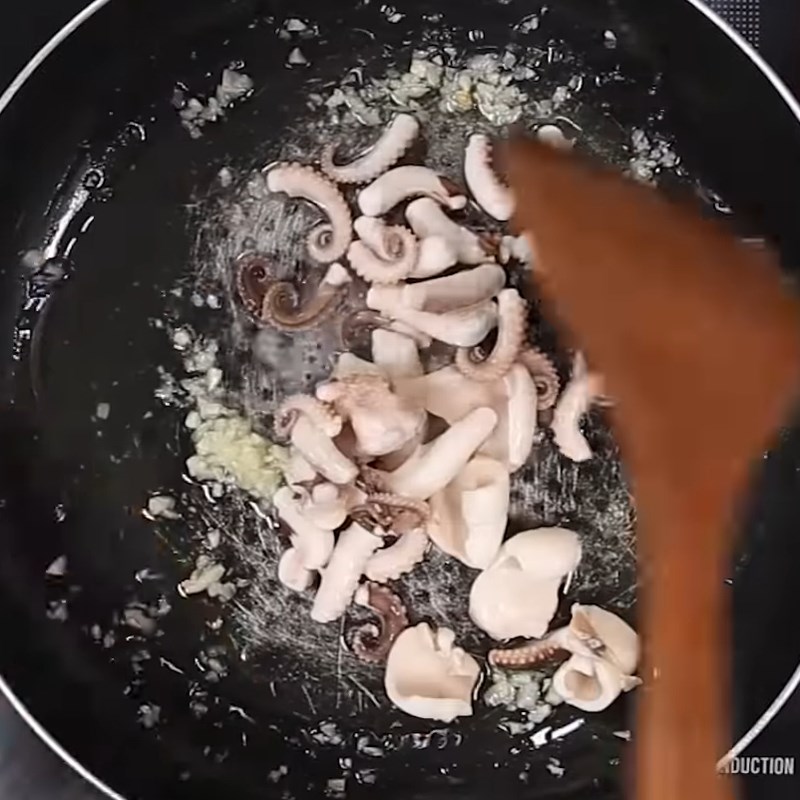 Bước 3 Xào các nguyên liệu Mì xào rau cải bạch tuộc