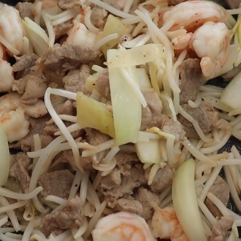 Bước 2 Xào các nguyên liệu Bánh xèo bằng bánh tráng