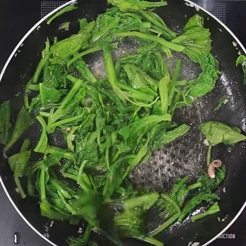 Bước 3 Xào các nguyên liệu Mì xào rau cải bạch tuộc