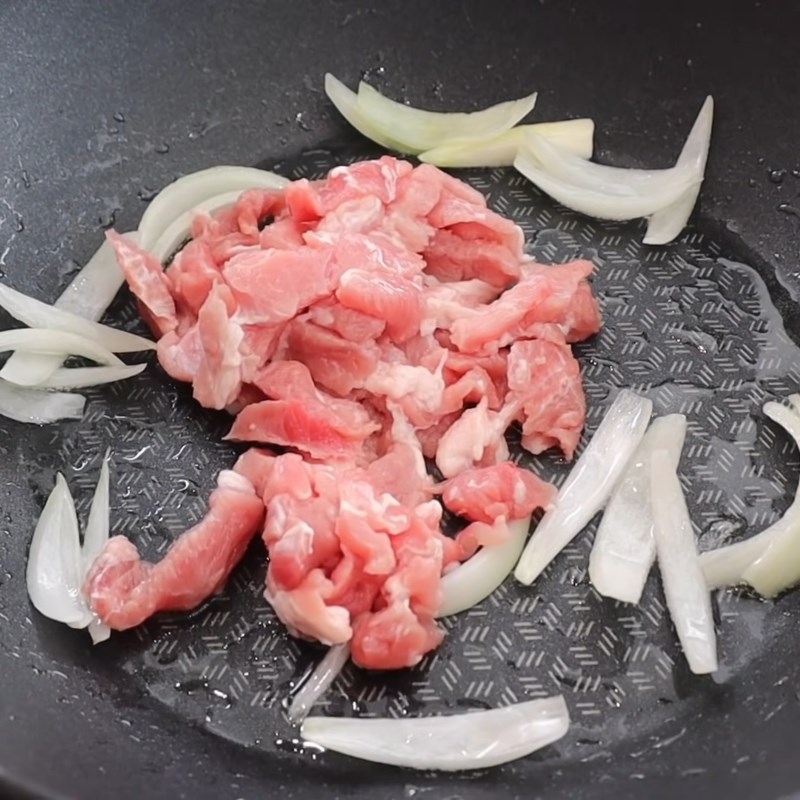 Bước 2 Xào các nguyên liệu Bánh xèo bằng bánh tráng