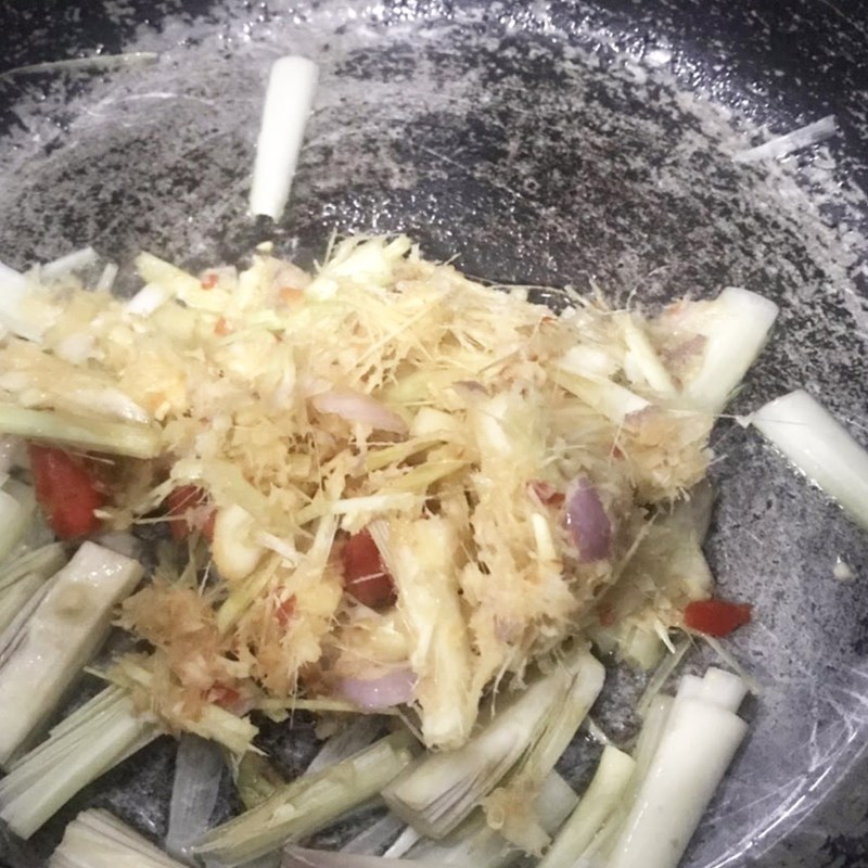 Bước 4 Xào các nguyên liệu Lẩu mắm ruốc (công thức được chia sẻ từ người dùng)