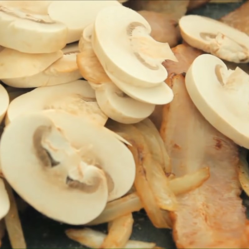 Bước 2 Xào các nguyên liệu Tokbokki sốt kem