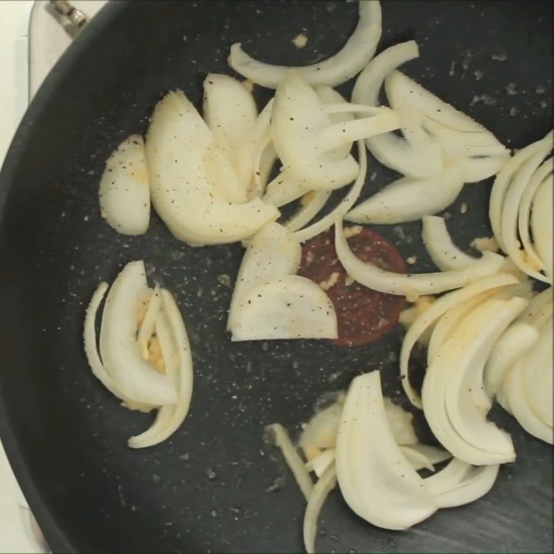 Bước 2 Xào các nguyên liệu Tokbokki sốt kem