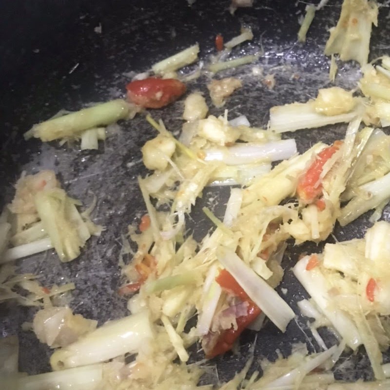 Bước 4 Xào các nguyên liệu Lẩu mắm ruốc (công thức được chia sẻ từ người dùng)