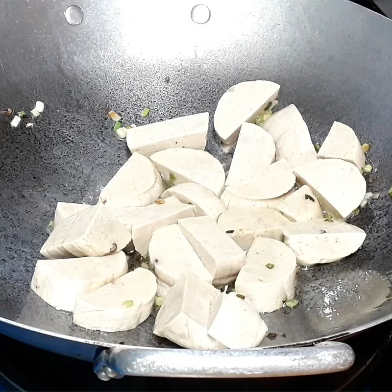 Bước 2 Xào chả lụa chay Chả lụa chay kho thơm