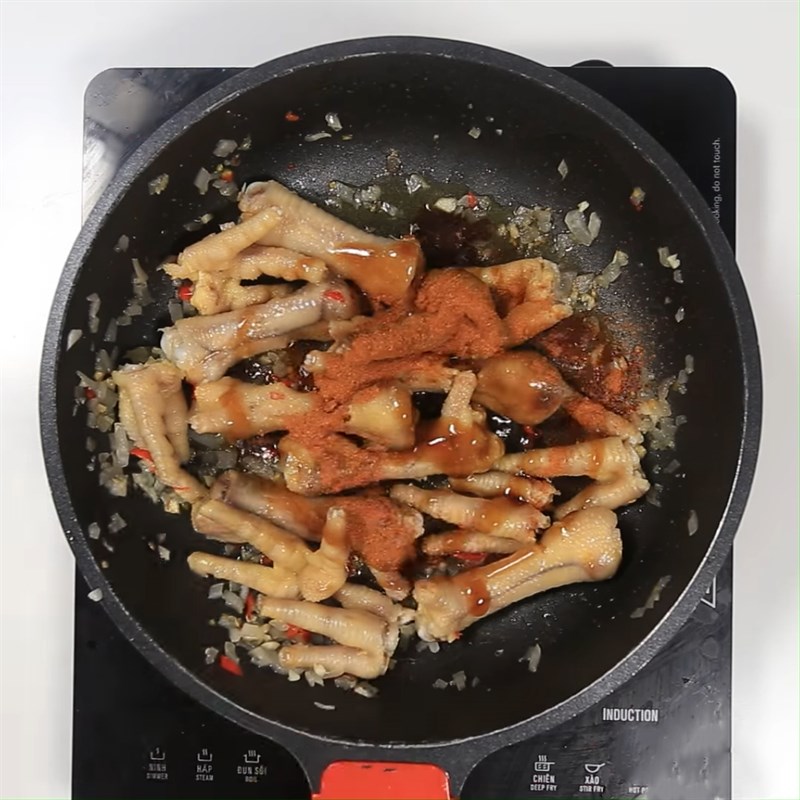 Bước 3 Xào chân gà Chân gà xào cay