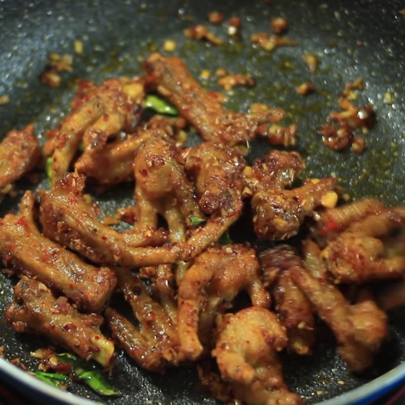 Bước 4 Xào chân gà Chân gà xào sả ớt
