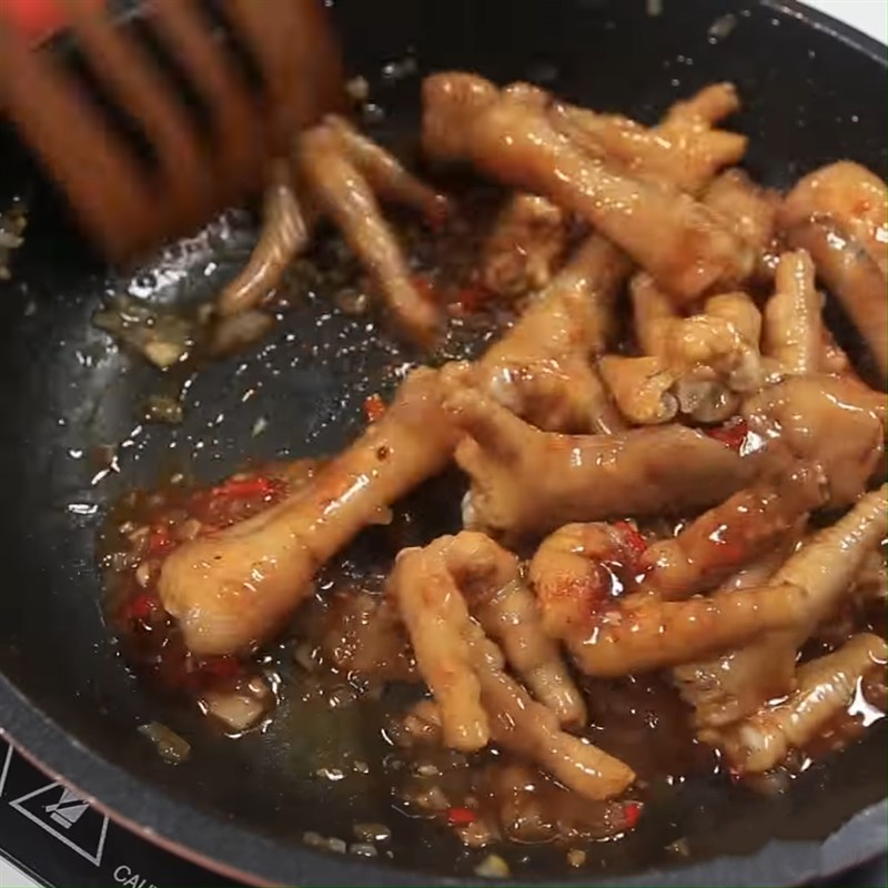 Bước 3 Xào chân gà Chân gà xào cay