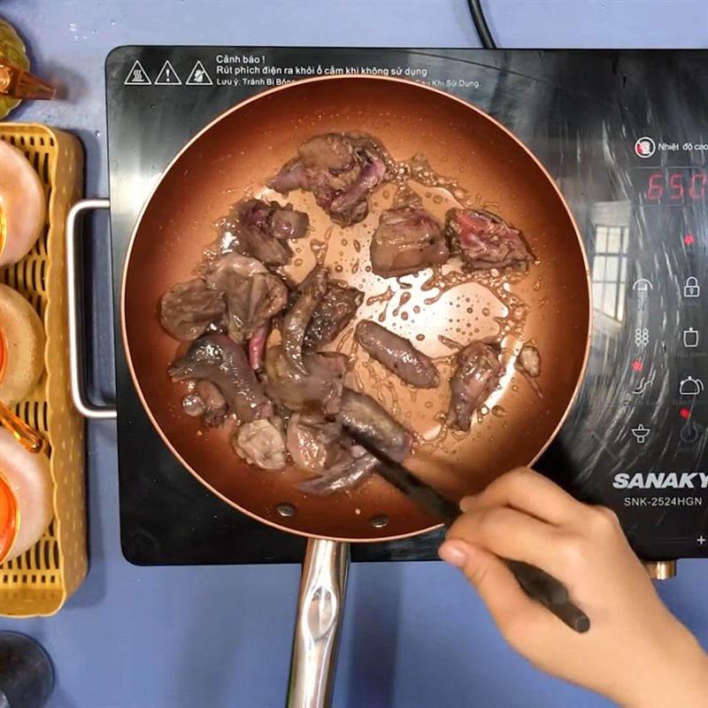Bước 4 Xào chim bồ câu và thịt băm Cháo bồ câu đậu xanh hạt sen