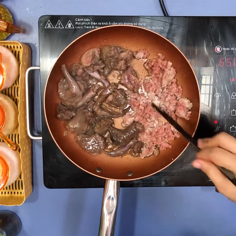 Bước 4 Xào chim bồ câu và thịt băm Cháo bồ câu đậu xanh hạt sen