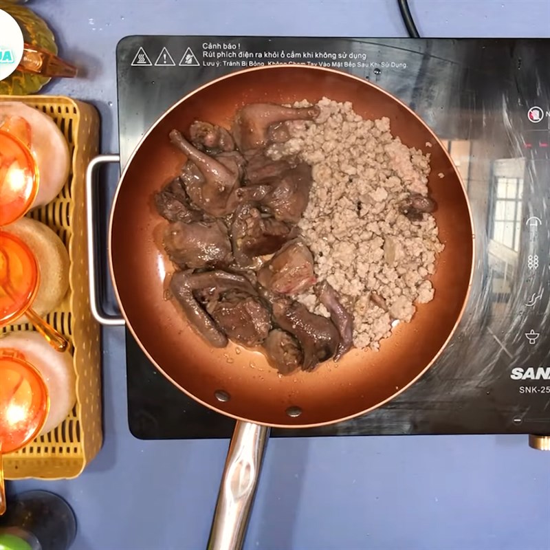 Bước 4 Xào chim bồ câu và thịt băm Cháo bồ câu đậu xanh hạt sen