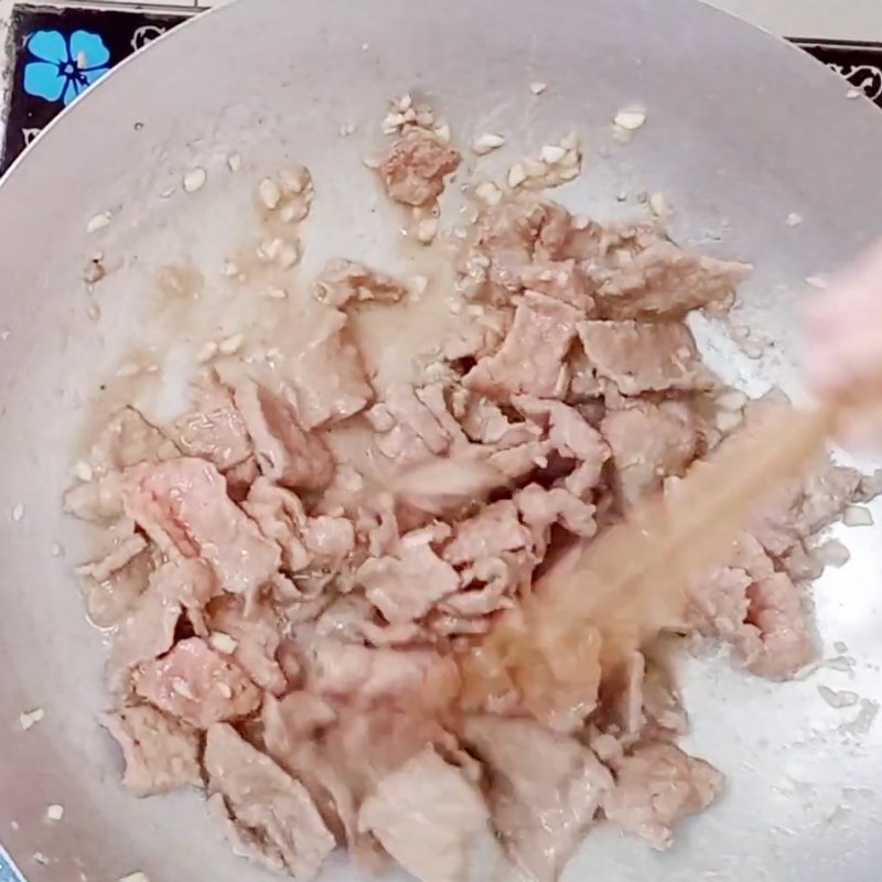 Bước 3 Xào củ kiệu và nguyên liệu Củ kiệu xào thịt bò