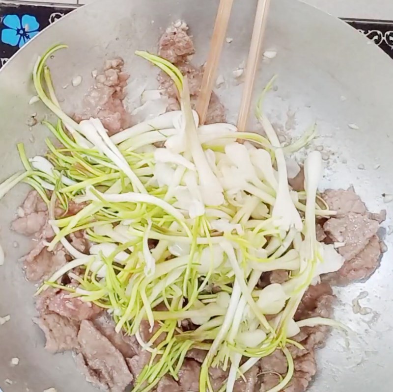Bước 3 Xào củ kiệu và nguyên liệu Củ kiệu xào thịt bò