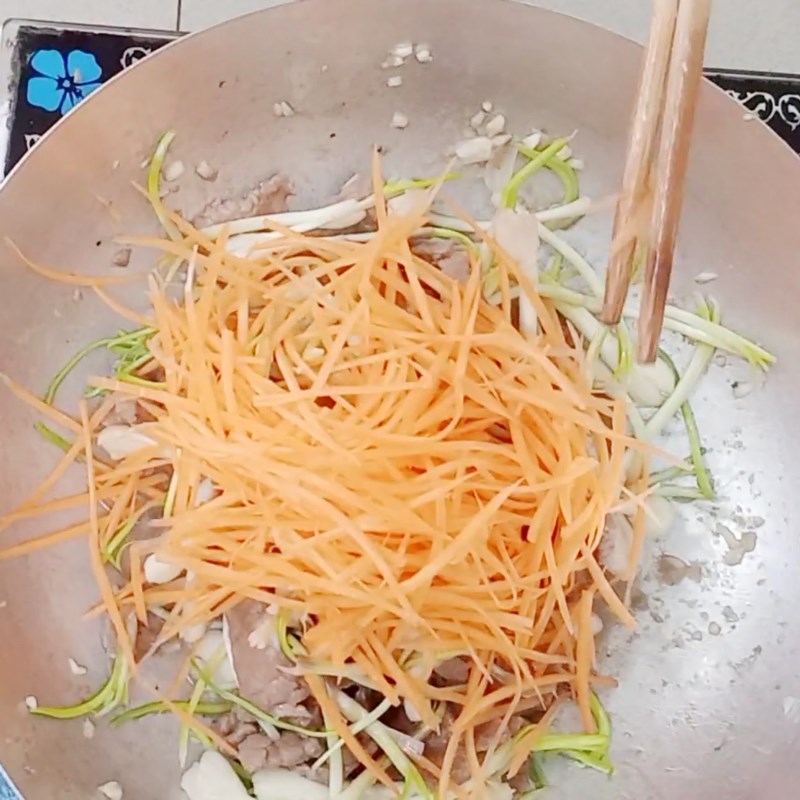 Bước 3 Xào củ kiệu và nguyên liệu Củ kiệu xào thịt bò