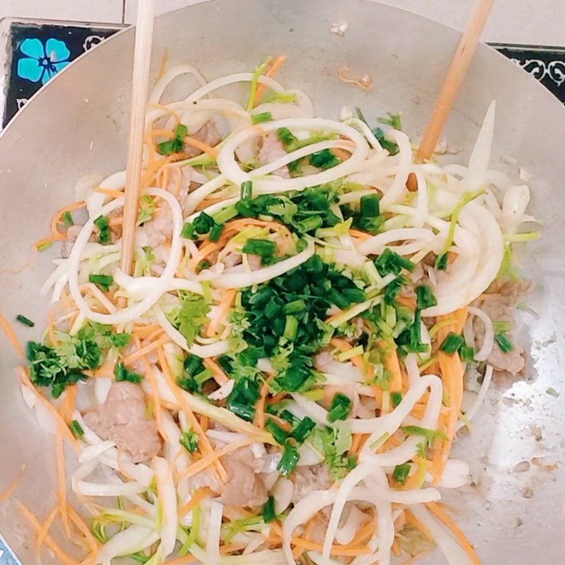 Bước 3 Xào củ kiệu và nguyên liệu Củ kiệu xào thịt bò