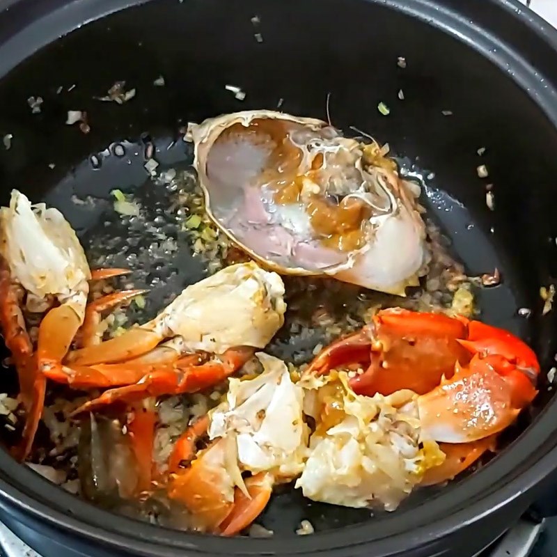 Bước 3 Xào cua Canh cua biển nấu bầu