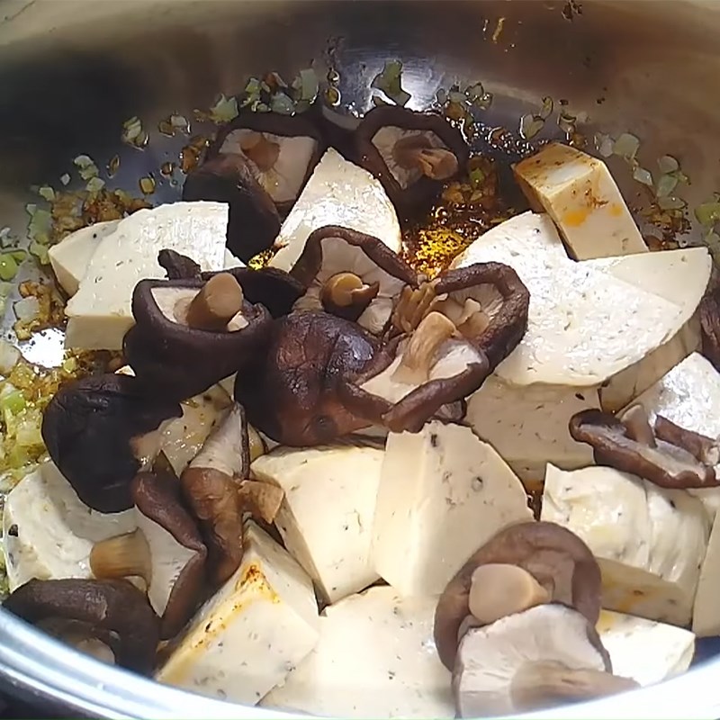 Bước 3 Xào chả lụa và nấm Chả lụa chay kho nấm