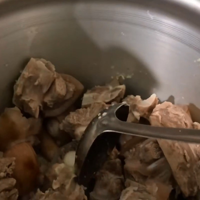 Bước 3 Xào đuôi bò Đuôi bò hầm tiêu xanh