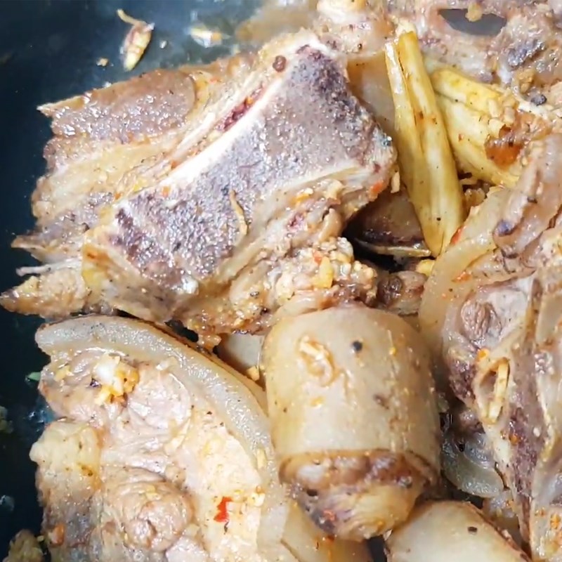 Bước 4 Xào đuôi bò với các nguyên liệu Đuôi bò hầm sả
