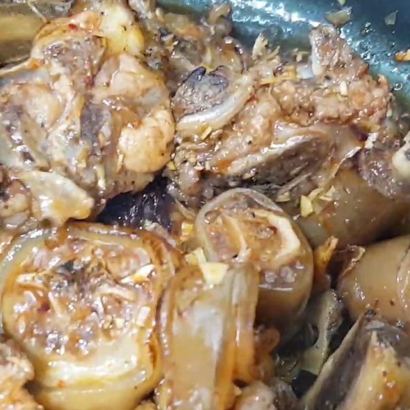 Bước 4 Xào đuôi bò với các nguyên liệu Đuôi bò hầm sả