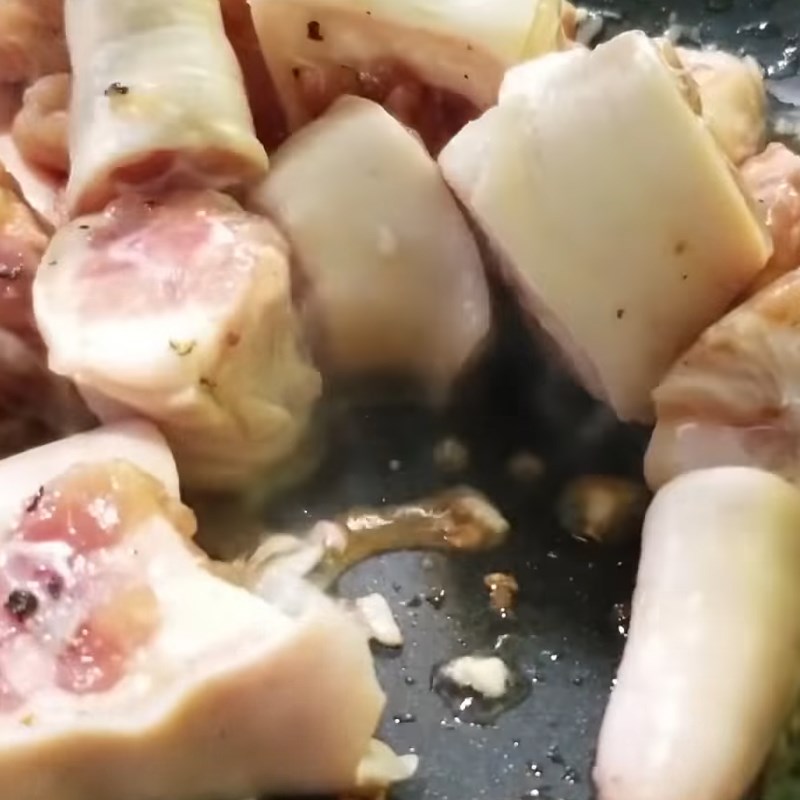 Bước 3 Xào đuôi heo Đuôi heo hầm hạt sen