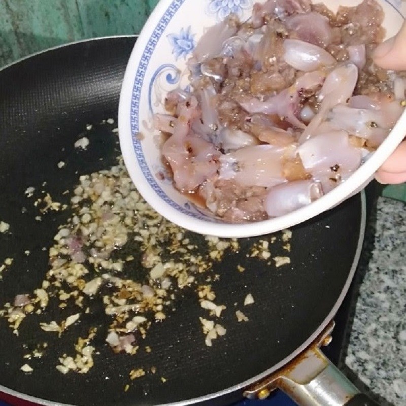 Bước 3 Xào ếch với măng Ếch xào măng