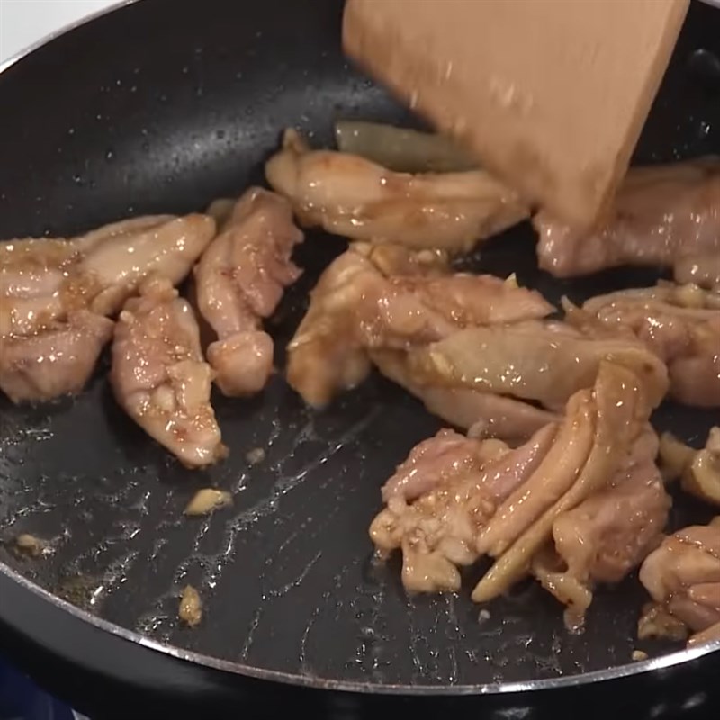 Bước 3 Xào gà Gà xào nấm bào ngư