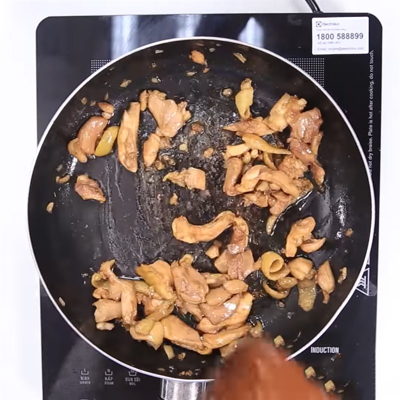 Bước 3 Xào gà Gà xào nấm kim châm