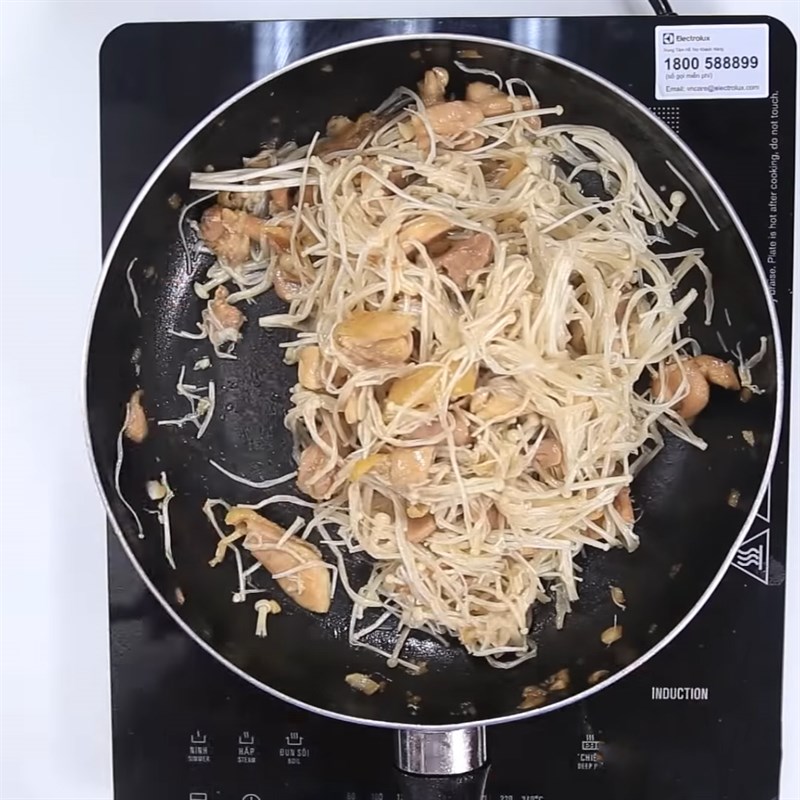Bước 3 Xào gà Gà xào nấm kim châm