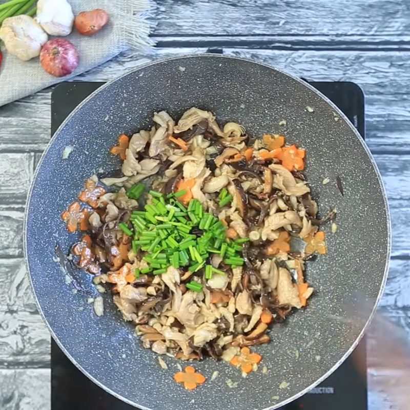 Bước 3 Xào gà Gà xào nấm mèo