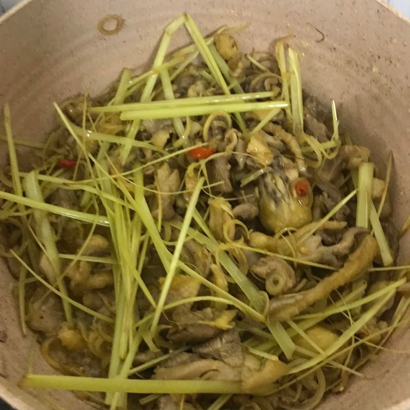 Bước 3 Xào gà Gà xào sả ớt