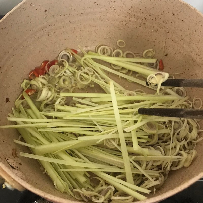 Bước 3 Xào gà Gà xào sả ớt