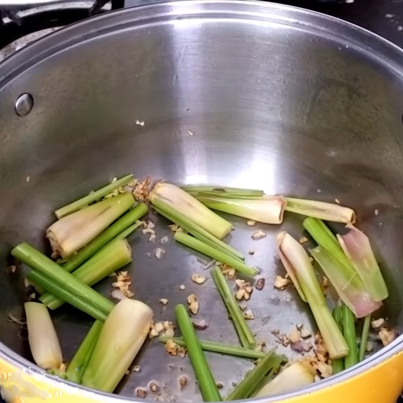 Bước 3 Xào gà với sả Gà hầm sả đu đủ