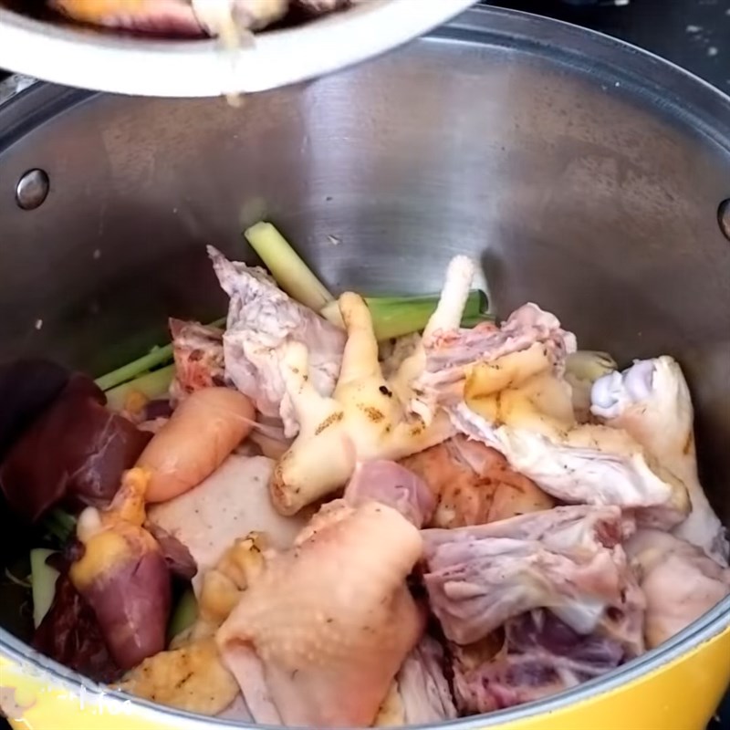 Bước 3 Xào gà với sả Gà hầm sả đu đủ
