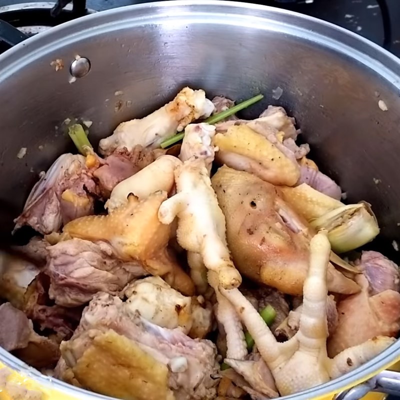 Bước 3 Xào gà với sả Gà hầm sả đu đủ