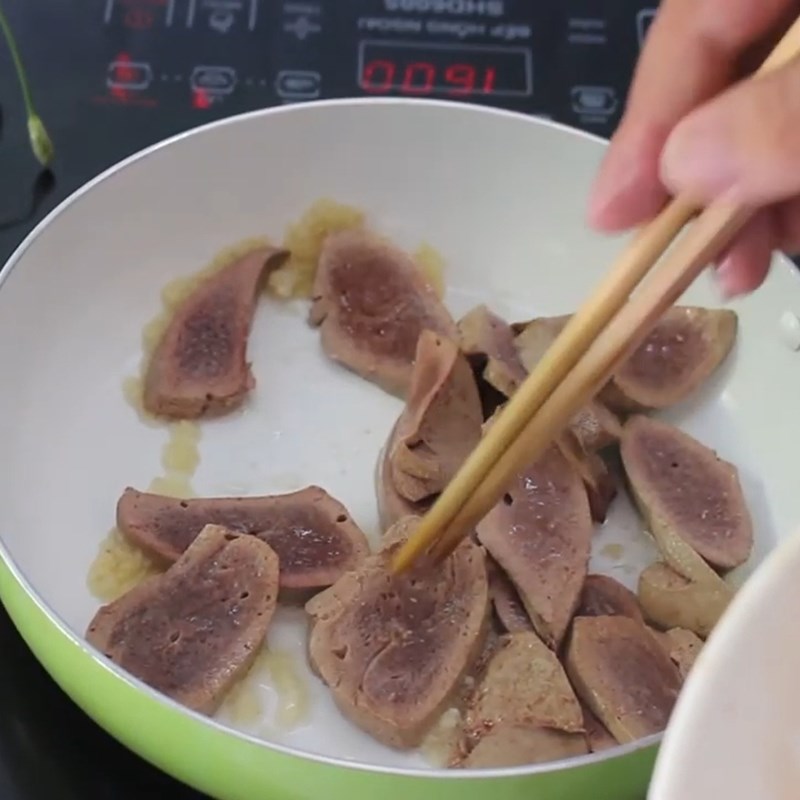 Bước 4 Xào gan heo Bông hẹ xào gan heo
