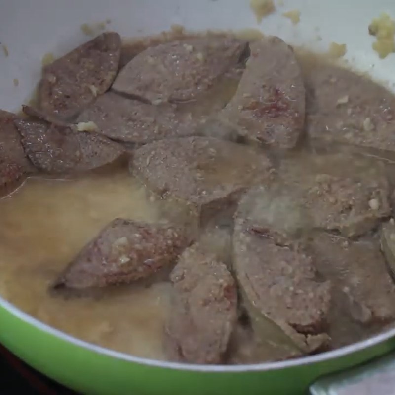 Bước 4 Xào gan heo Bông hẹ xào gan heo