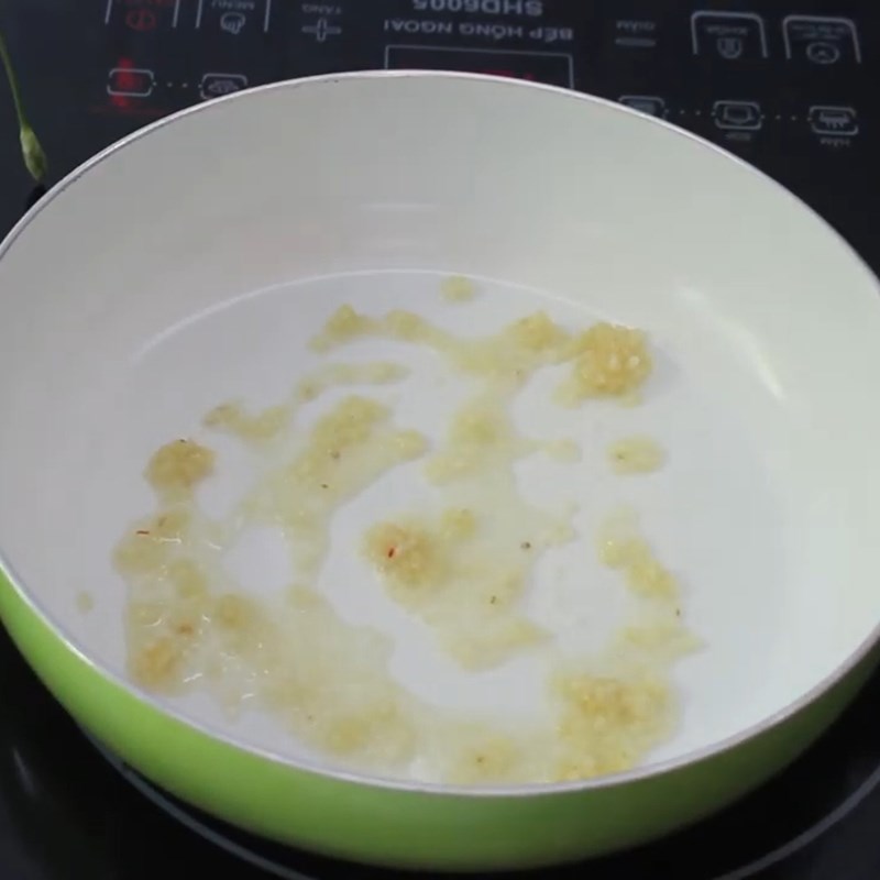 Bước 4 Xào gan heo Bông hẹ xào gan heo