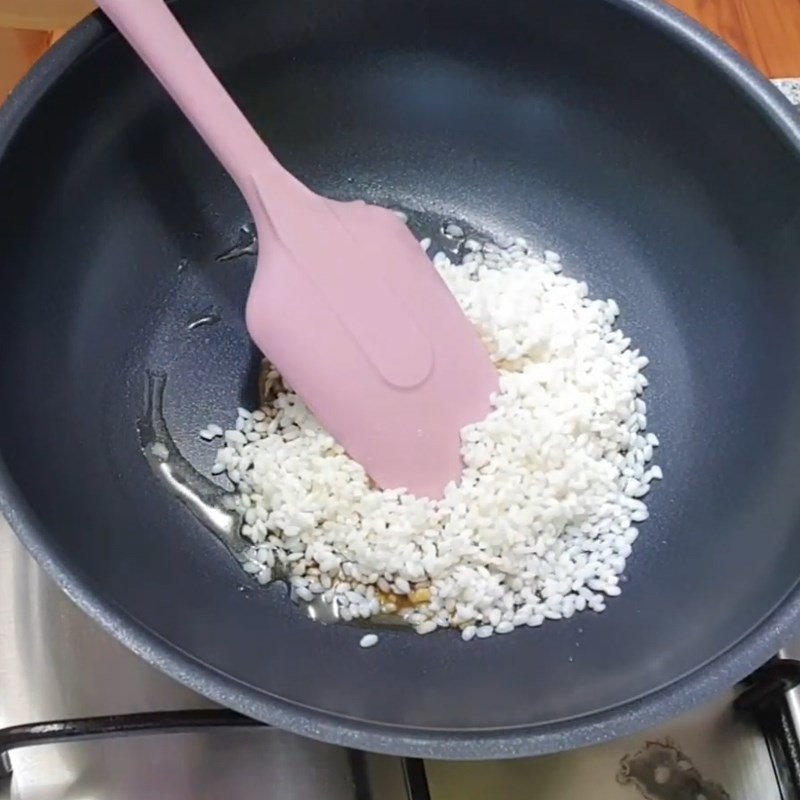 Bước 3 Xào gạo Cháo bào ngư cà rốt cho bé