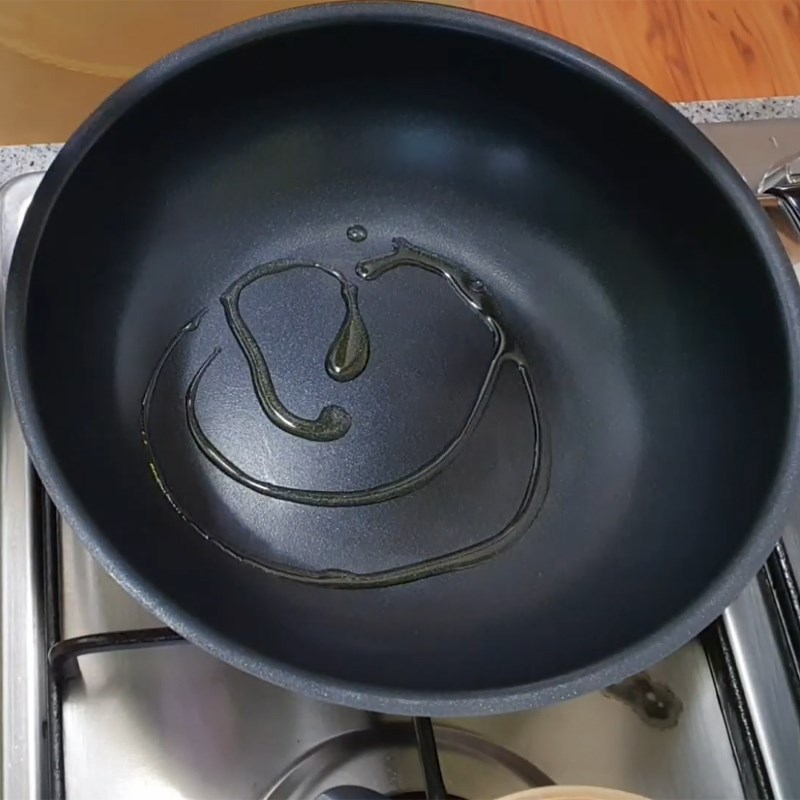 Bước 3 Xào gạo Cháo bào ngư cà rốt cho bé