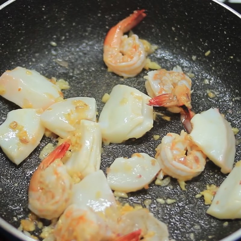 Bước 5 Xào hải sản và các nguyên liệu Mì xào giòn hải sản