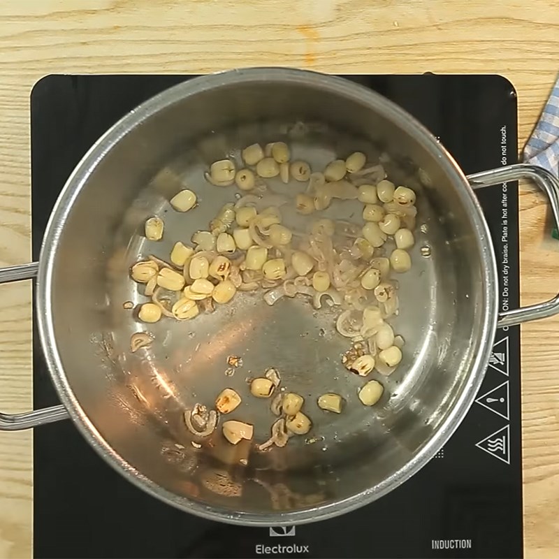 Bước 2 Xào hạt sen Canh hạt sen