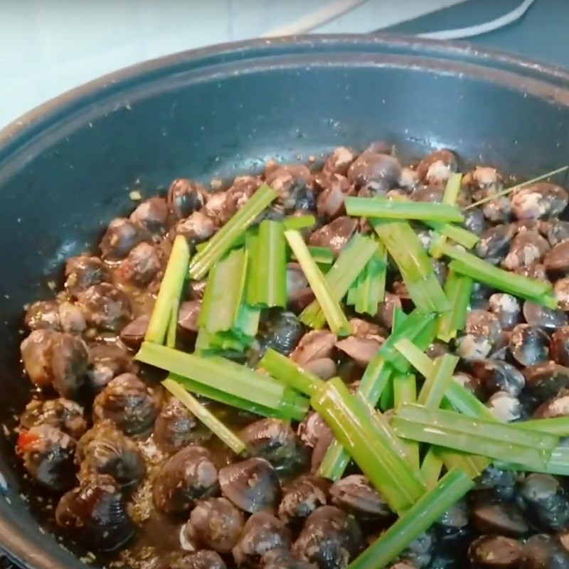 Bước 2 Xào hến Hến xào nguyên con