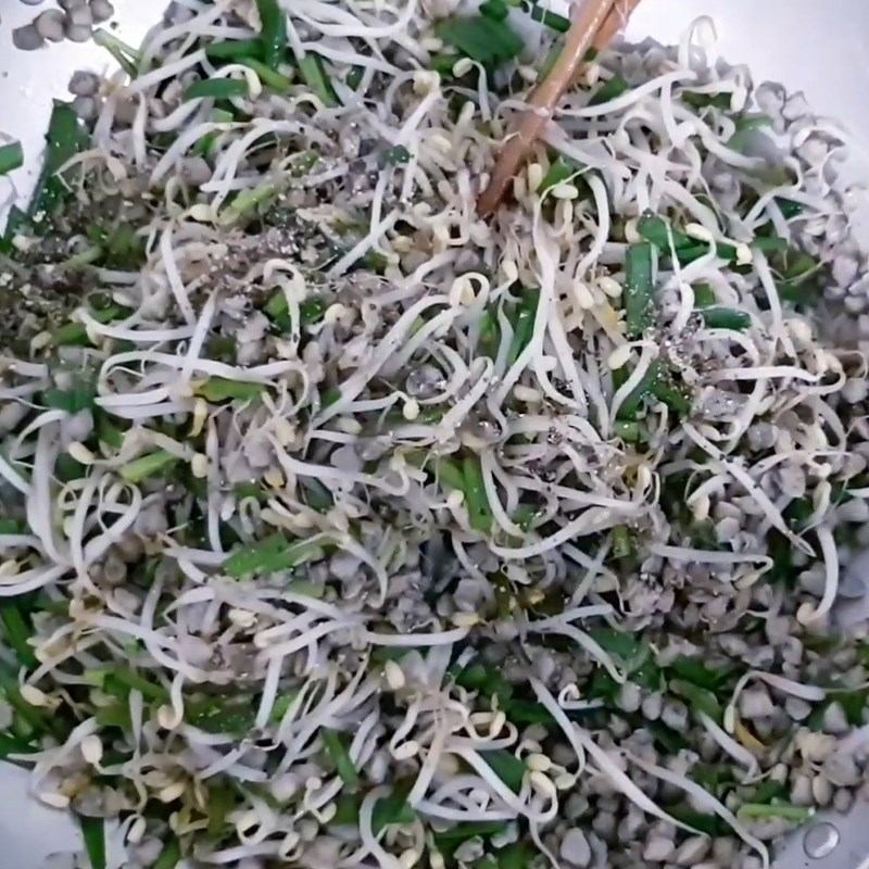Bước 2 Xào hến Hến xào giá hẹ