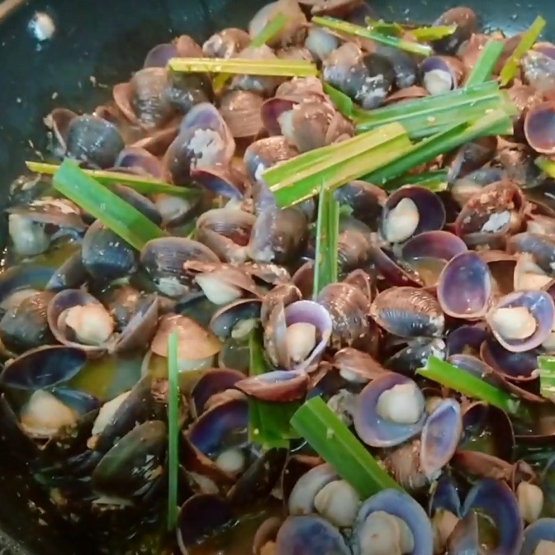 Bước 2 Xào hến Hến xào nguyên con