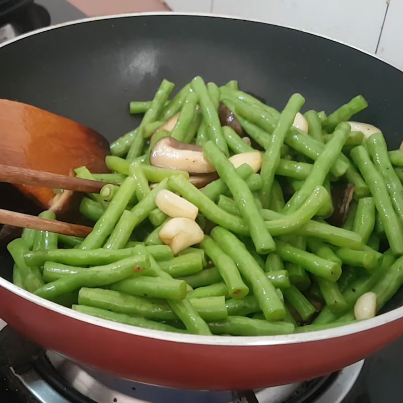 Bước 4 Xào hỗn hợp đậu đũa Đậu đũa xào nấm đông cô